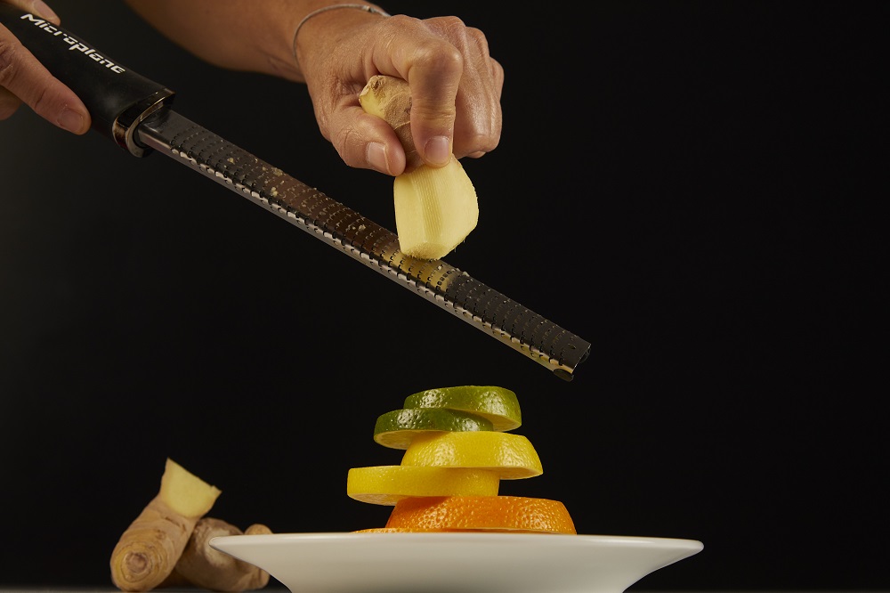 Acheter Râpe à fromage manuelle idéale pour le parmesan, les agrumes, le  citron, le gingembre, le chocolat et les noix Poignée aiguisée en acier  inoxydable lavable au lave-vaisselle TPR et housse de